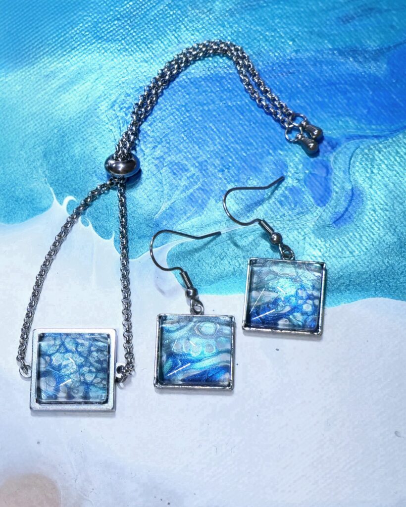 Set bracciale e orecchini artigianali in acciaio inossidabile con cabochon quadrato 15mm tecnica fluid art color turchese, celeste azzurro iridescenti. autore AmarAnto Arte