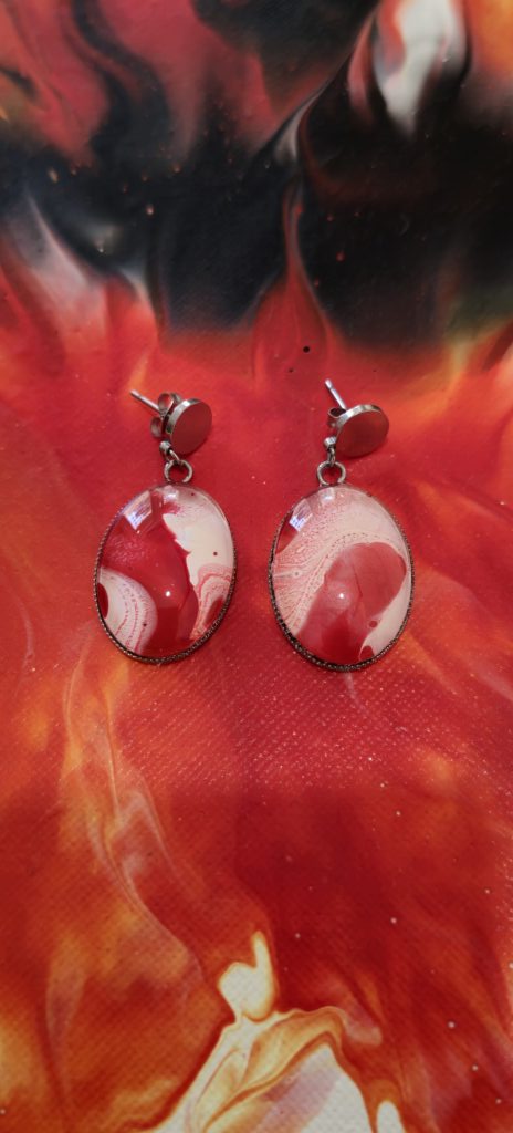orecchini artigianali fluid art in acciaio inossidabile cabochon ovale in vetro 13x18mm vernice acrilica rosso, bianco. autore AmarAnto Arte