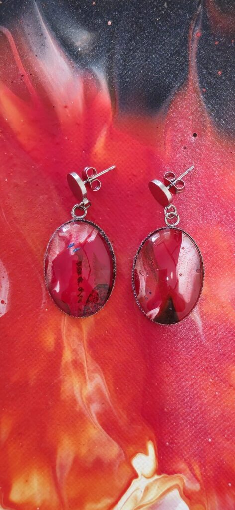 orecchini artigianali fluid art in acciaio inossidabile cabochon ovale in vetro 13x18mm vernice acrilica rosso, bianco e nero autore AmarAnto Arte