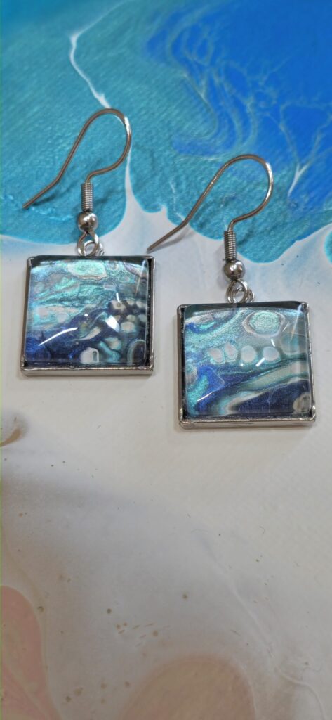 orecchini artigianali fluid art in acciaio inossidabile cabochon quadrato in vetro 15mm vernice acrilica turchese, blu,argento iridescenti autore AmarAnto Arte
