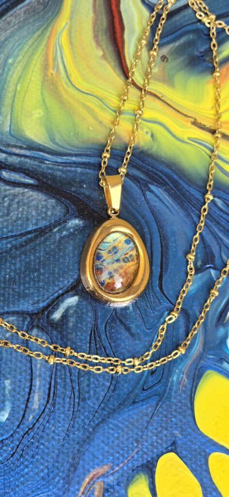 collana artigianale fluid art con catena 40 cm in acciaio inossidabile color oro pendente ovale in acciaio inossidabile cabochon in vetro con vernice acrilica oro, turchese bronzo. Autore AmarAnto Arte