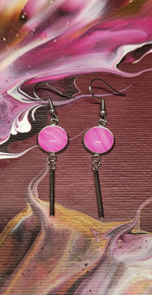 orecchini artigianali fluid art in acciaio inossidabile cabochon in vetro 12mm color rosa pink. Autore AmarAnto Arte