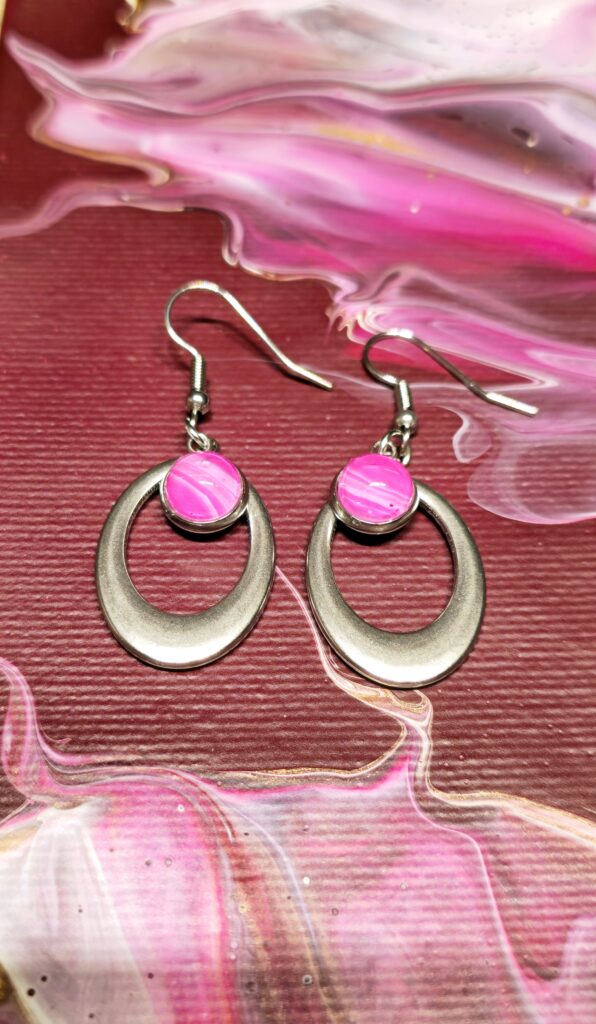 orecchini artigianali fluid art in acciaio inossidabile e cabochon rotondo 8mm vetro e vernice acrilica rosa pink. autore AmarAnto Arte