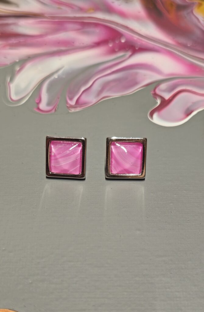 orecchini artigianali fluid art quadrati in acciaio inossidabile cabochon vetro 10mm vernice acrilica color rosa pink. autore AmarAnto Arte
