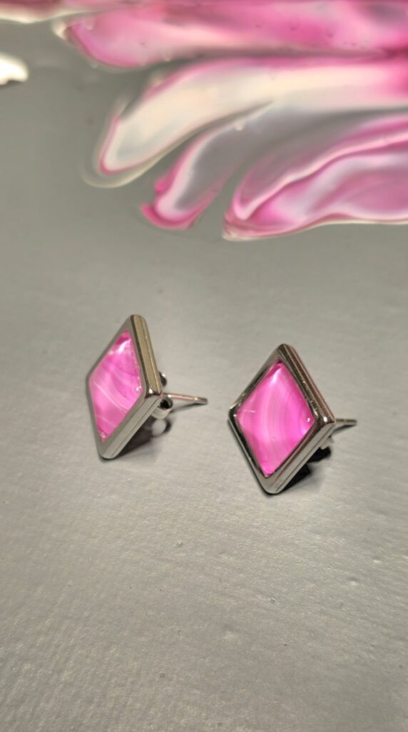 orecchini artigianali fluid art quadrati in acciaio inossidabile cabochon vetro 10mm vernice acrilica color rosa pink. autore AmarAnto Arte