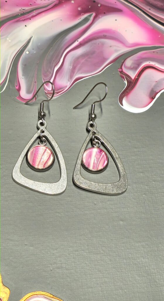orecchini artigianali fluid art forma triangolo in acciaio inossidabile e cabochon rotondo 8mm vetro e vernice acrilica rosa pink.autore AmarAnto Arte
