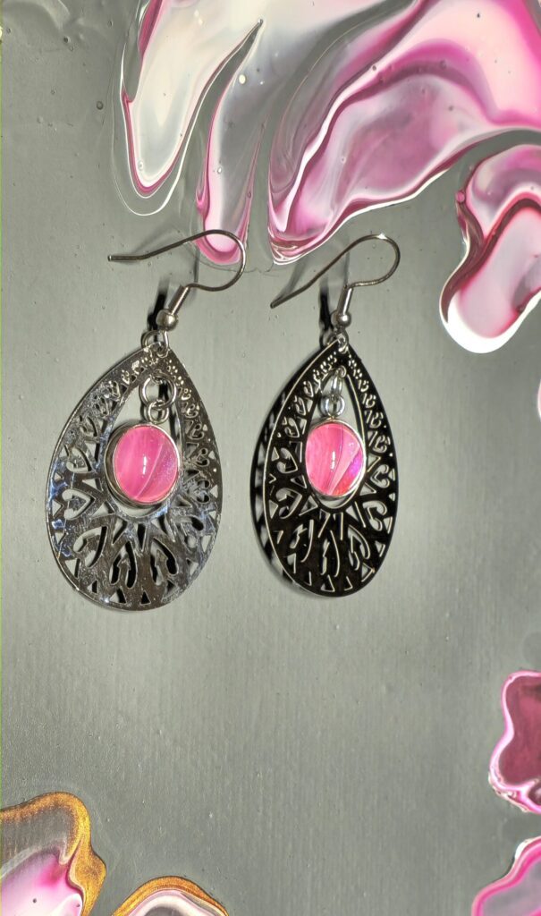 orecchini artigianali fluid art forma goccia merletto in acciaio inossidabile e cabochon rotondo 8mm vetro e vernice acrilica rosa pink.