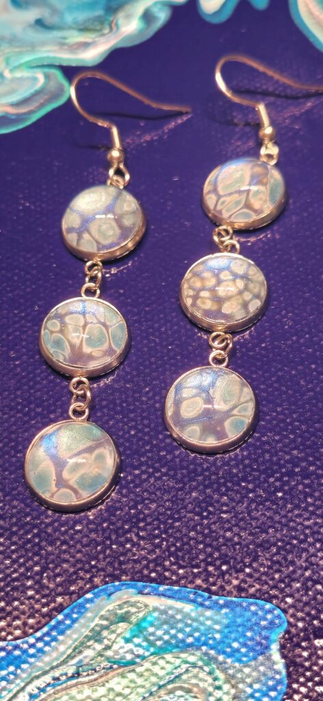 orecchini artigianali fluid art pendenti in acciaio inossidabile con tre cabochon rotondi vetro 12mm vernice acrilica colore turchese, blu, argento iridescenti. autore AmarAnto Arte