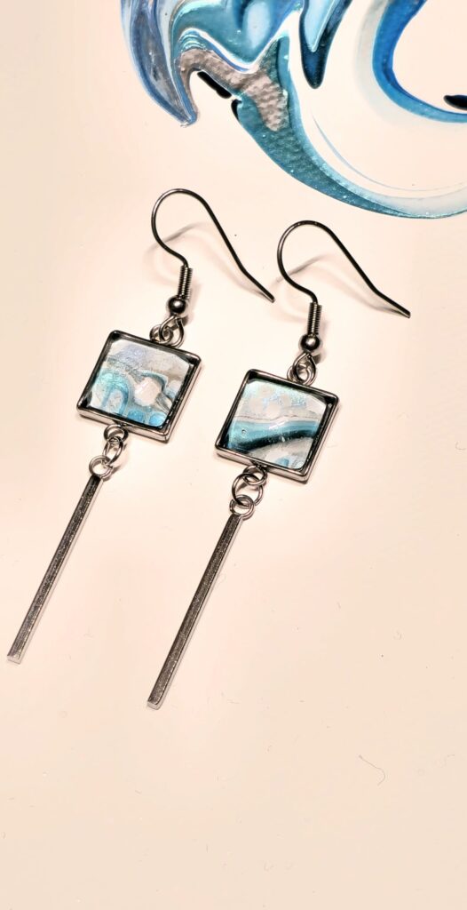 orecchini artigianali fluid art pendenti quadrati in acciaio inossidabile cabochon vetro 10mm vernice acrilica colore turchese, argento bianco. autore AmarAnto Arte