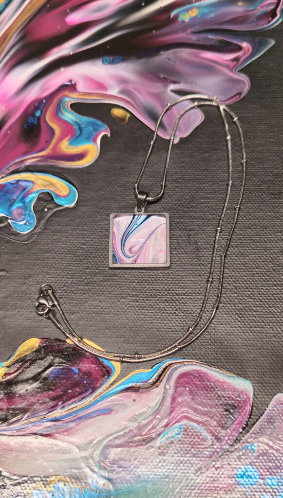collana artigianale fluid art con catena 45 cm in acciaio inossidabile pendente quadrato in acciaio inossidabile 20mm cabochon in vetro con vernice acrilica oro, turchese, rosa pink, celeste.autore AmarAnto Arte
