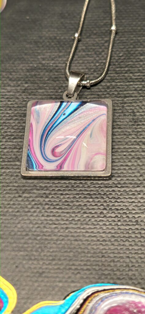 collana artigianale fluid art con catena 45 cm in acciaio inossidabile pendente quadrato in acciaio inossidabile 20mm cabochon in vetro con vernice acrilica oro, turchese, rosa pink, celeste.autore AmarAnto Arte
