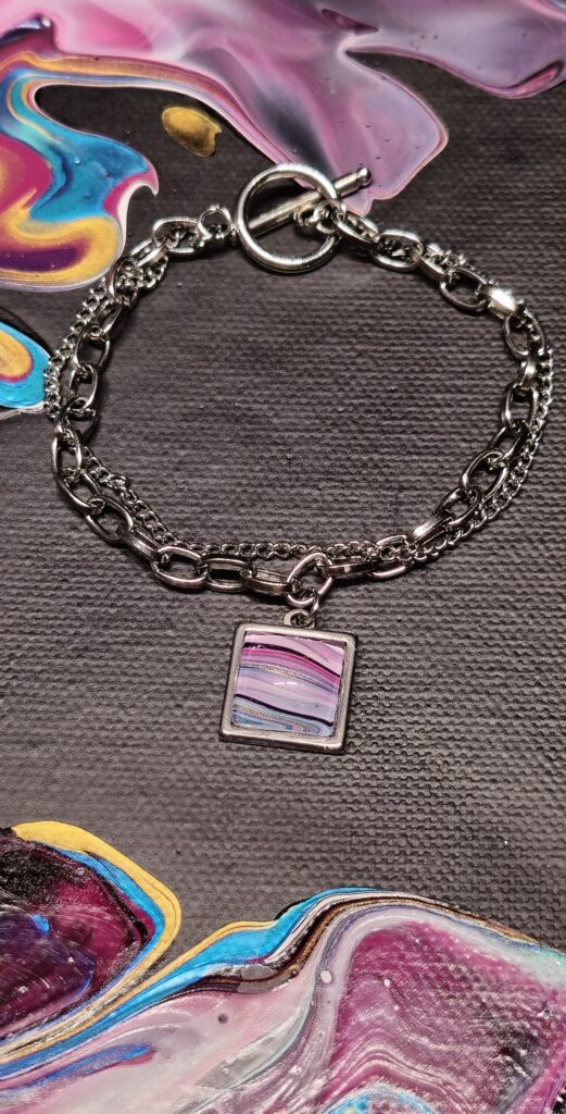 bracciale artigianale fluid art in acciaio inossidabile modello sali scendi con cabochon quadrato 15mm in vetro e vernice acrilica colore rosa perlato, amaranto. autore AmarAnto Arte