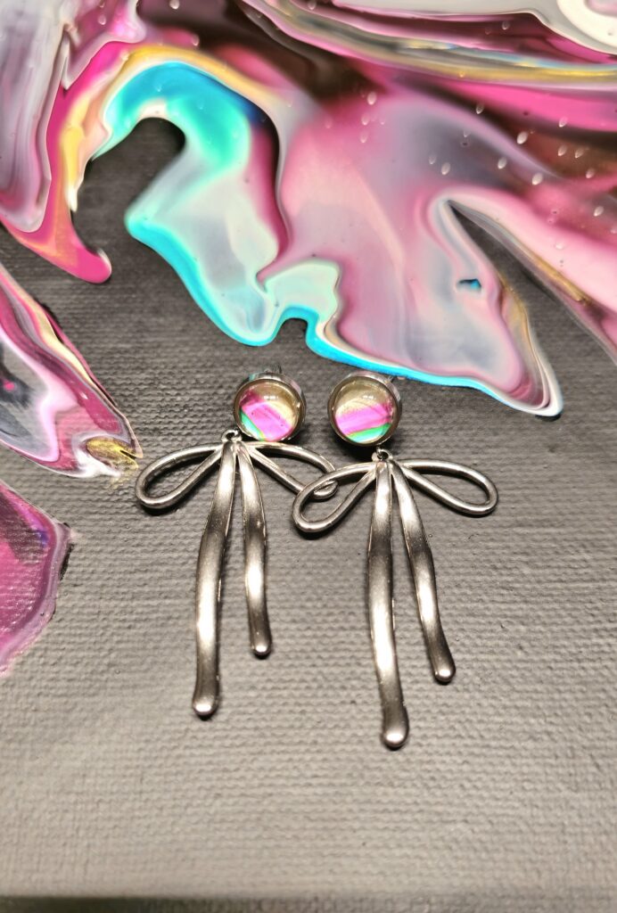 orecchini artigianali fluid art in acciaio inossidabile forma fiocco con cabochon 8mm vernice acrilica rosa e verde. autore AmarAnto Arte