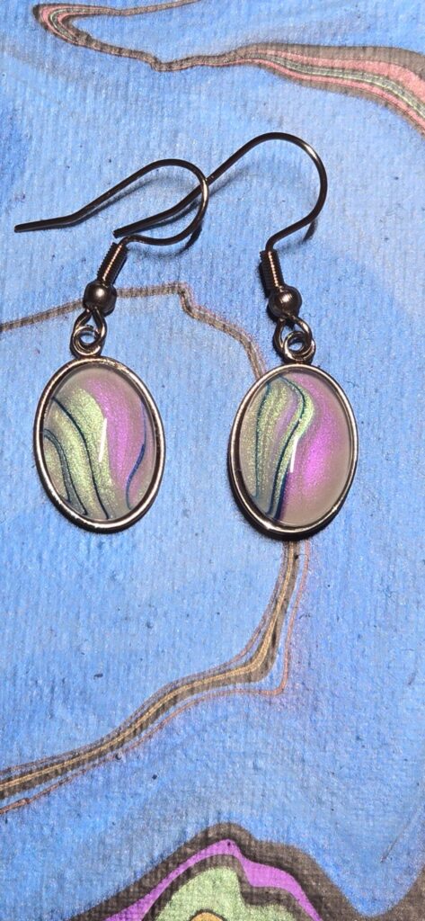 orecchini artigianali fluid art pendenti in acciaio inossidabile cabochon ovale 10x14 in vetro vernice acrilica perlescente colore rosa verde, blu. autore AmarAnto Arte