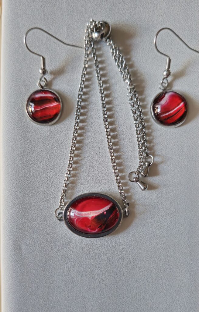 set coordinato bracciale sali e scendi ovale e orecchini rotondi artigianali fluid art in acciaio inossidabile con cabochon in vetro color rosso bianco e nero. autore AmarAnto Arte