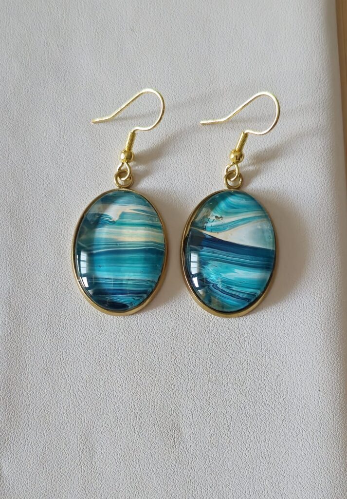 orecchini artigianali fluid art in acciaio inossidabile color oro cabochon ovale in vetro 13x18 vernice acrilica color turchese, blu oro bianco. autore AmarAnto Arte