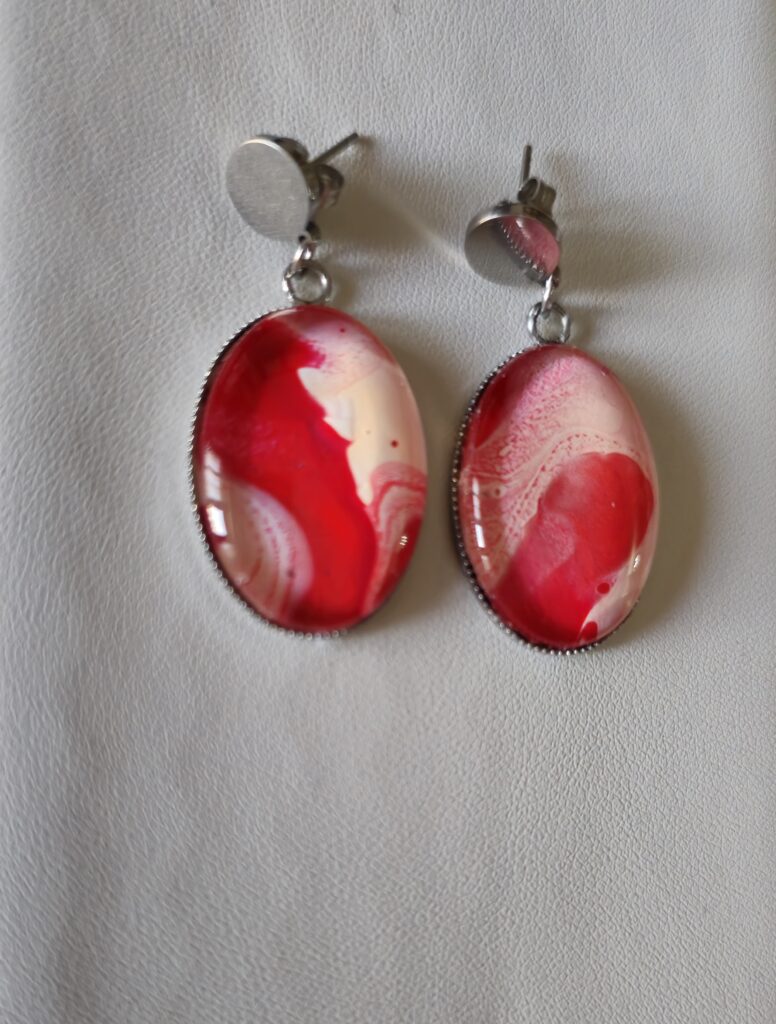 orecchini artigianali fluid art in acciaio inossidabile chiusura con farfallina cabochon ovale vetro 13x18mm vernice acrilica colore rosso carminio e bianco. autore AmarAnto Arte