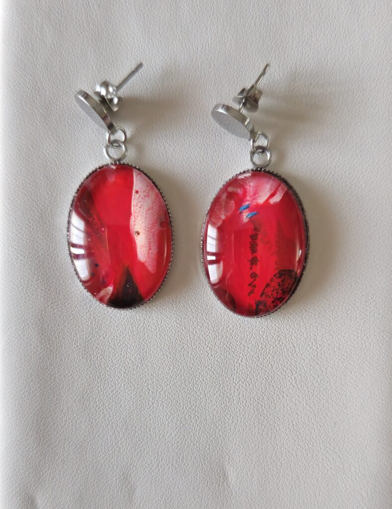 orecchini in acciaio inossidabile con chiusura farfallina cabochon vetro ovale 13x18 vernice acrilica color rosso bianco e nero.autore AmarAnto Arte
