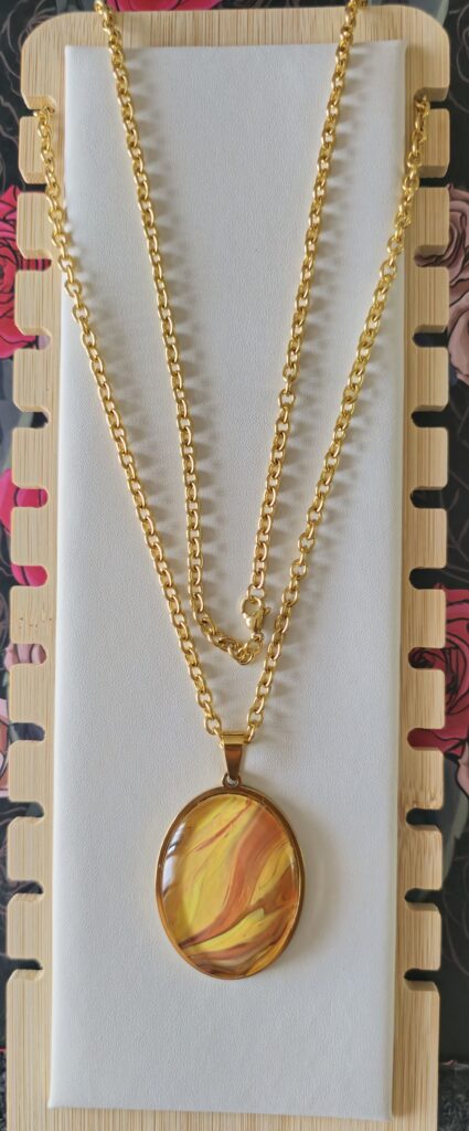 collana artigianale in acciaio inossidabile color oro lunghezza 70cm con ciondolo ovale 30x40 vetro con vernice acrilica giallo arancio marrone oro. autore AmarAnto Arte