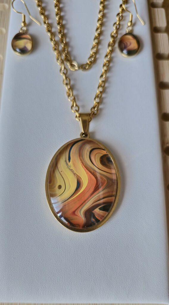 collana artigianale fluid art in acciaio inossidabile color oro lunghezza 70 cm con ciondolo ovale 30x40mm color giallo arancio marrone, bronzo e oro iridescenti. autore AmarAnto arte