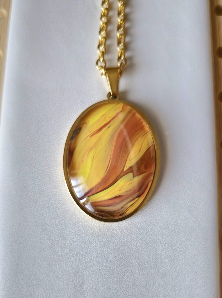 collana artigianale in acciaio inossidabile color oro lunghezza 70cm con ciondolo ovale 30x40 vetro con vernice acrilica giallo arancio marrone oro. autore AmarAnto Arte