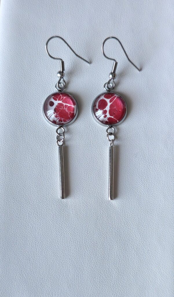 orecchini artigianali fuid art in acciaio inossidabile con cabochon vetro 12mm color rosso perlato e bianco. autore AmaraAnto Arte