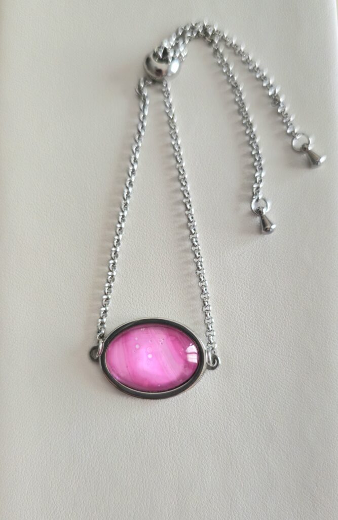 set coordinato collana e orecchini ovali fluid art artigianali in acciaio inossidabile color rosa pink. autore AmarAnto Arte