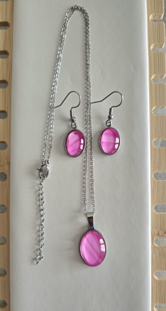 set coordinato collana e orecchini ovali fluid art artigianali in acciaio inossidabile color rosa pink. autore AmarAnto Arte