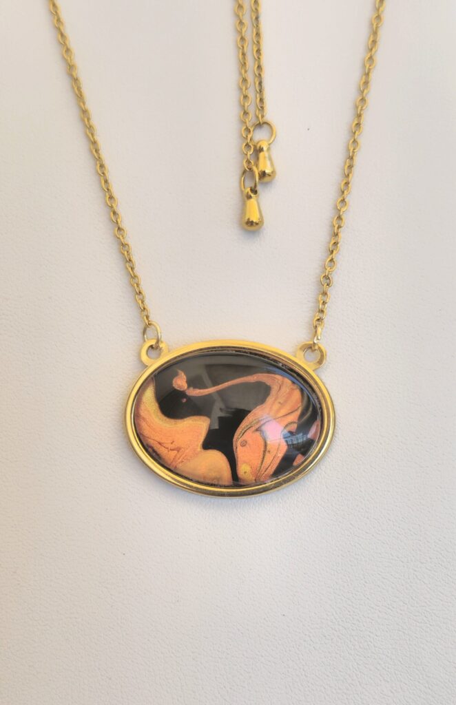 collana fluid art artigianale modello sali scendi in acciaio inossidabile color oro con cabochon ovale in vetro e vernice acrilica color marrone bronzo, oro e rame iridescenti.autore AmarAnto Arte