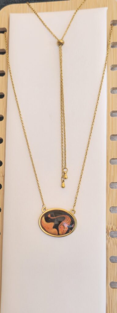 collana fluid art artigianale modello sali scendi in acciaio inossidabile color oro con cabochon ovale in vetro e vernice acrilica color marrone bronzo, oro e rame iridescenti.autore AmarAnto Arte