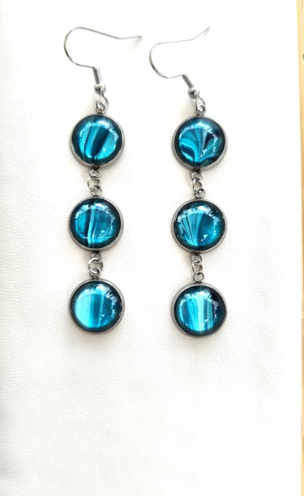 orecchini artigianali fluid art composti ognuno da 3 cabochon in vetro con vernice acrilica color turchese in acciaio inossidabile. autore AmarAnto Arte