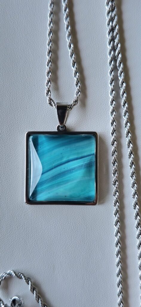 collana 70cm con ciondolo quadrato in acciaio inossidabile 25mm, color turchese con striature tono su tono iridescente. autore AmarAnto Arte