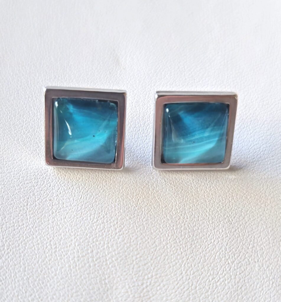 orecchini artigianali fluid art in acciaio inossidabile color turchese cabochon dim.10mm. autore AmarAnto Arte
