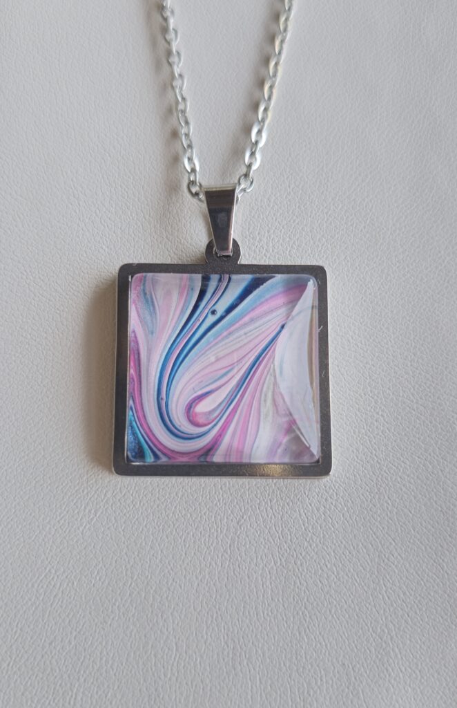 Particolare collana 45cm con cabochon quadrato 20mm in acciaio inossidabile vernice acrilica multicolor rosa,viola, blu iridescenti. autore AmarAnto Arte