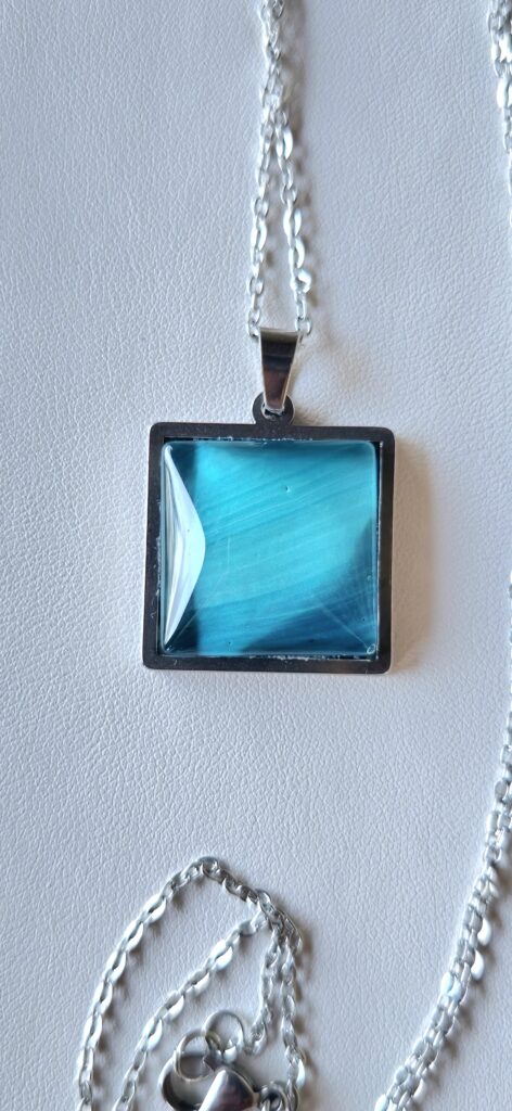 collana artigianale fluid art con catena 45 cm in acciaio inossidabile pendente quadrato in acciaio inossidabile 20mm cabochon in vetro con vernice acrilica turchese. autore AmarAnto Arte