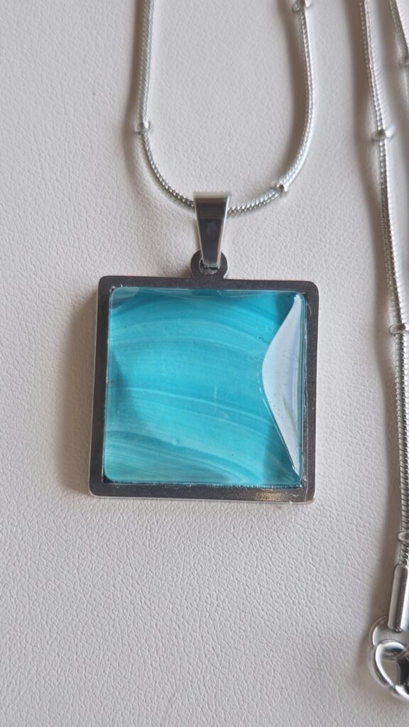 collana artigianale fluid art con catena 45 cm in acciaio inossidabile pendente quadrato in acciaio inossidabile 20mm cabochon in vetro con vernice acrilica turchese. autore AmarAnto Arte