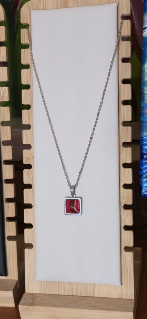 collana artigianale fluid art con catena 45 cm in acciaio inossidabile pendente quadrato in acciaio inossidabile 12mm cabochon in vetro con vernice acrilica rosso, nero e bianco.Autore AmarAnto Arte