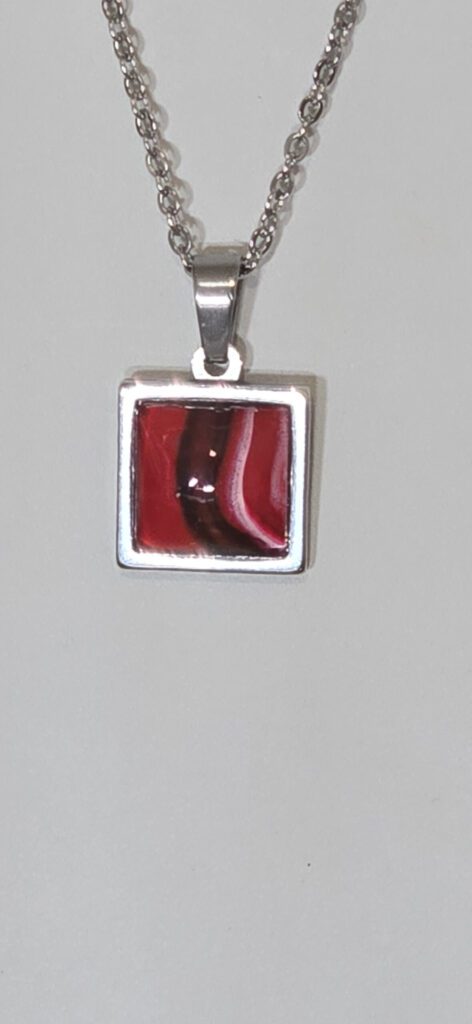 collana artigianale fluid art con catena 45 cm in acciaio inossidabile pendente quadrato in acciaio inossidabile 12mm cabochon in vetro con vernice acrilica rosso, nero e bianco.Autore AmarAnto Arte