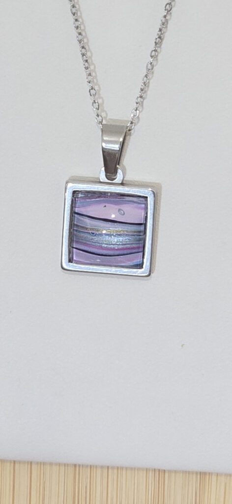 Particolare pendente quadrato cabochon 12mm, in acciaio inossidabile vernice acrilica multicolor rosa,viola, blu iridescenti. autore AmarAnto Arte