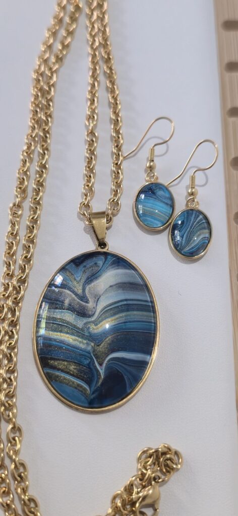 set coordinato collana ciondolo ovale 30x40mm e orecchini pendente ovale 13x18mm fluid art in acciaio inossidabile color oro, multicolor turchese, oro, rame blu iridescenti. Autore AmarAnto Arte