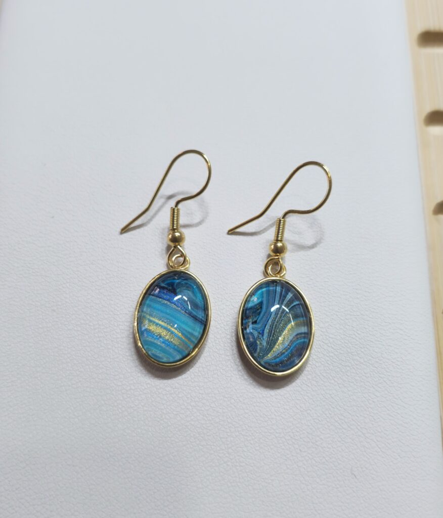 orecchino pendente ovale 13x18mm fluid art in acciaio inossidabile color oro, multicolor turchese, oro, rame blu iridescenti. Autore AmarAnto Arte