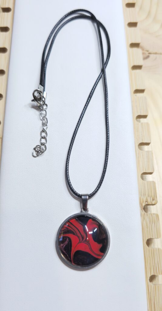 collana con pendente rotondo 20mm in acciaio inossidabile vernice acrilica colore rosso nero e bianco. autore AmarAnto Arte