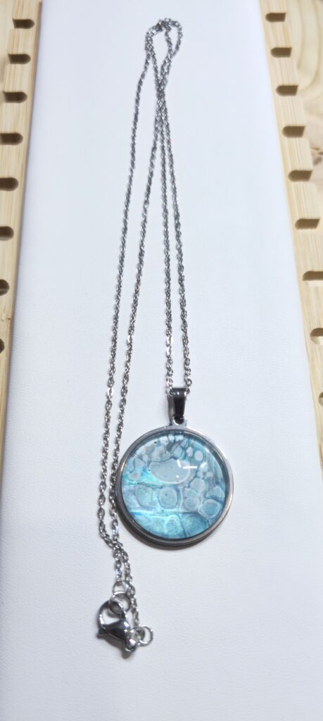 collana con pendente rotondo 20mm in acciaio inossidabile vernice acrilica effetto mare color turchese celeste argento iridescenti. autore AmarAnto Arte