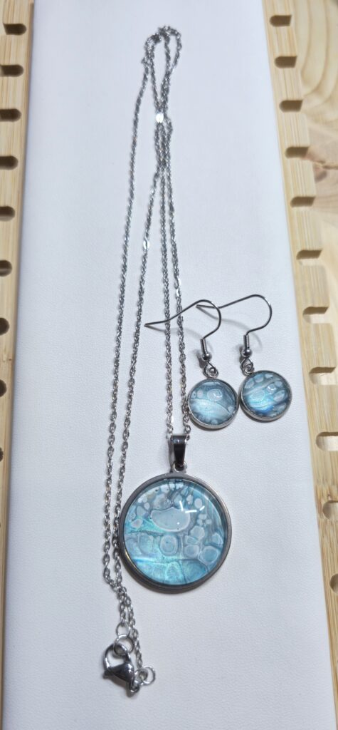 set coordinato collana e orecchini con pendenti rotondi 20mm e 12mm in acciaio inossidabile vernice acrilica effetto mare color turchese celeste argento iridescenti. autore AmarAnto Arte