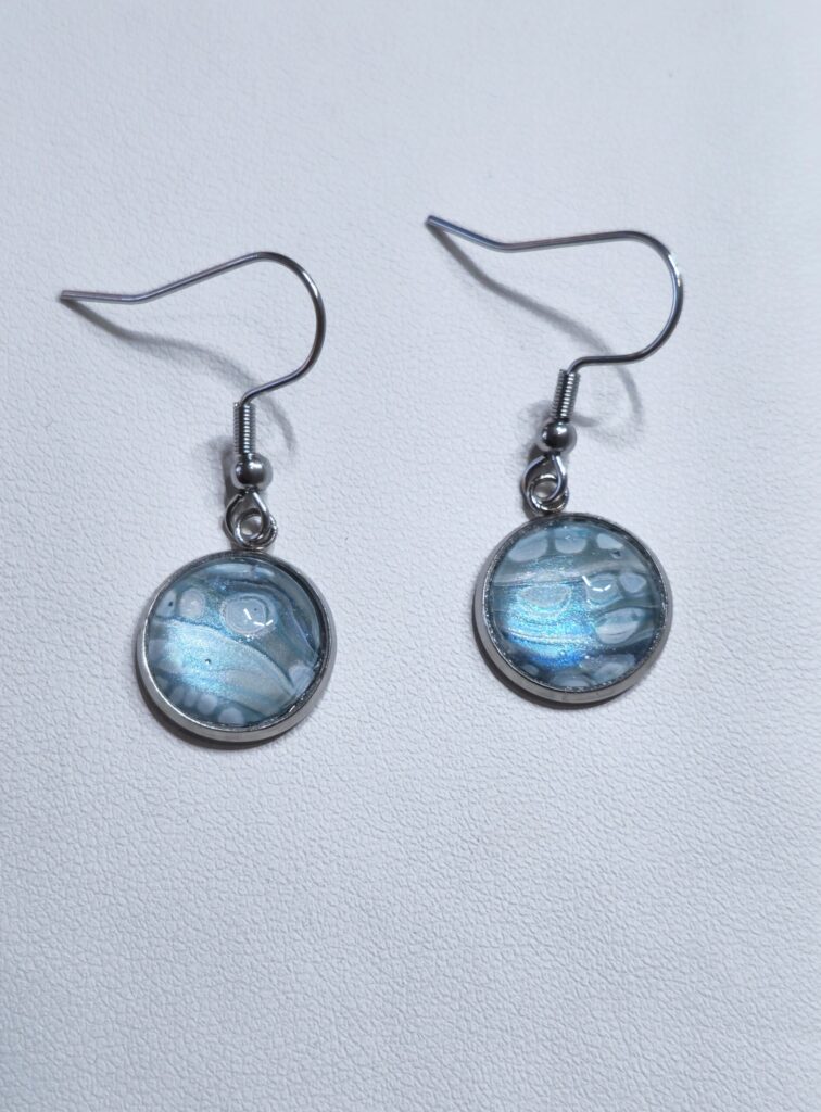 orecchini con pendenti rotondi 12mm in acciaio inossidabile vernice acrilica effetto mare color turchese celeste argento iridescenti. autore AmarAnto Arte