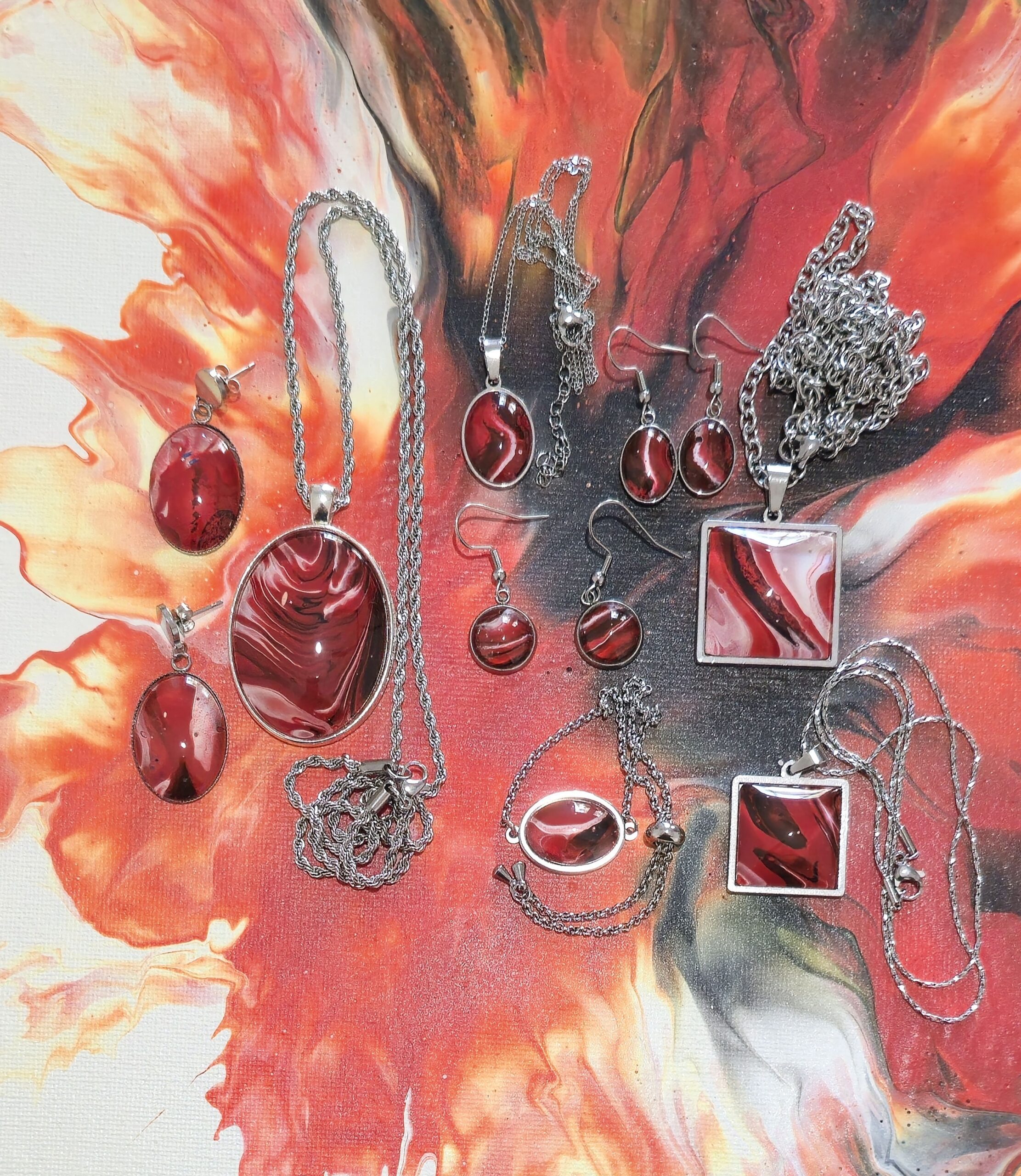 Collezione Fuoco bijoux arte da indossare nei colori Rosso arancio nero bianco. autore AmarAnto Arte