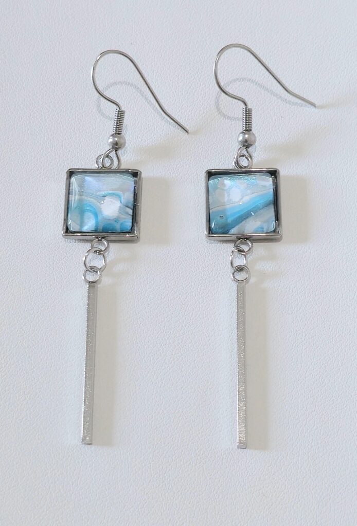 orecchini artigianali fluid art pendenti quadrati in acciaio inossidabile cabochon vetro 10mm vernice acrilica colore turchese, argento bianco. autore AmarAnto Arte