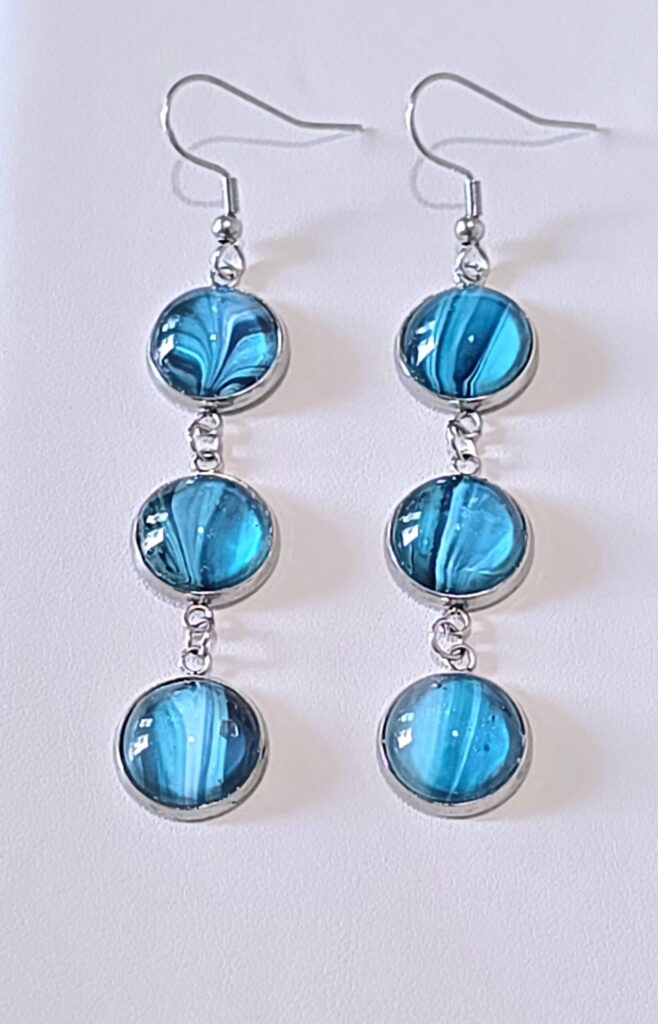orecchini artigianali fluid art pendenti in acciaio inossidabile con tre cabochon rotondi vetro 12mm vernice acrilica colore turchese, blu, iridescenti. autore AmarAnto Arte