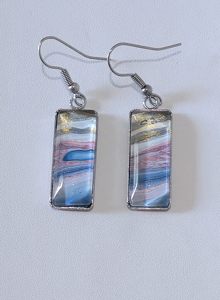 orecchini artigianali fluid art con pendente rettangolo in acciaio inossidabile vernice acrilica multicolor celeste, rosa, oro. autore AmarAnto Arte