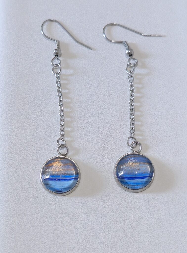 orecchini artigianali fluid art pendenti in acciaio inossidabile cabochon rotondo in vetro 12mm vernice acrilica perlescente colore blu, celeste oro. autore AmarAnto Arte